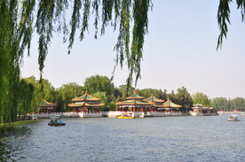 北海公园五龙亭远观