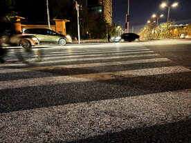 夜晚城市路口