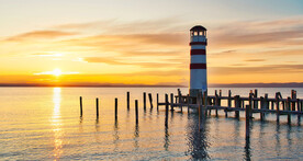 黄昏下海边的灯塔