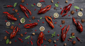 餐桌上的小龙虾