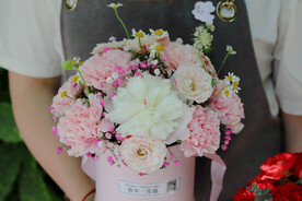 粉色鲜花抱抱桶