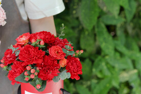 红色鲜花抱抱桶