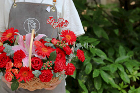 红色手提鲜花蓝