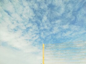 夏日晴空黄色栏杆