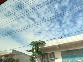 夏日晴空乡村生活房檐电线