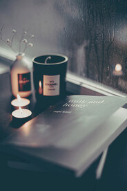 静物摄影之蜡烛与书