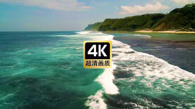 航拍海浪翻滚冲上沙滩