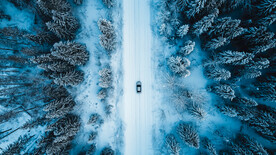 无人机摄影之穿越冰封大地的汽车