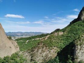 蓝天青山图