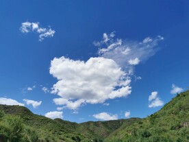 蓝天白云青山