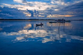 宁静湖面
