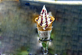 蓝莓味冰淇淋特写图片