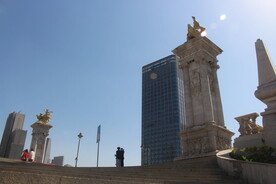 桥上的雕塑与情侣