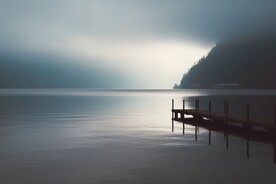湖边雾气码头 景