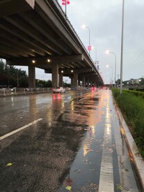 雨夜高速路下