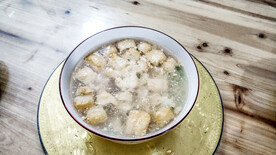 客家菜肴香葱油豆腐汤