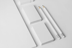 浅色背景简约名片的样机展示