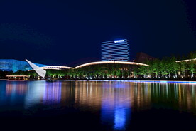 湖边霓虹夜景
