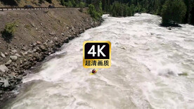 短视频素材河道里划船的人