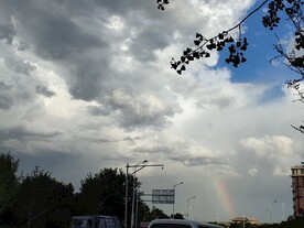 夏日风雨后的蓝天白云和彩虹