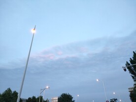 夏日的天空晚霞和路灯