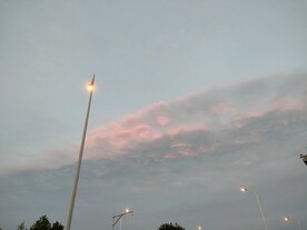 夏日美丽晚霞和路灯