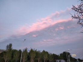 夏日天空粉紫色晚霞