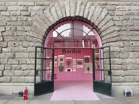 上海古驰粉色门头玻璃窗