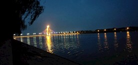 河边夜景