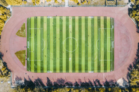 俯瞰美丽的校园操场