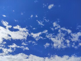 蔚蓝天空和白云