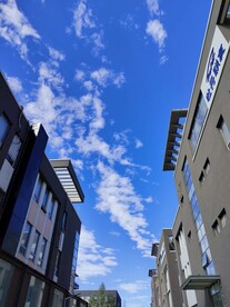 蓝天白云和现代建筑