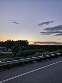 晚霞下的高速路
