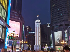 重庆步行街热闹夜晚