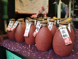 陶罐装的水果酒酿花果酒