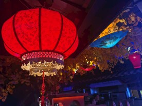 屋檐下的红色中式灯笼