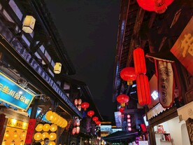 热闹四川成都锦里夜晚小吃街街道