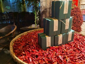四川成都红色干辣椒和礼品盒