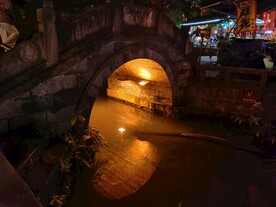 夜晚的桥洞