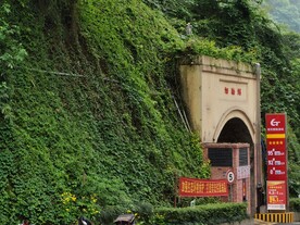 绿色坡道下的加油站