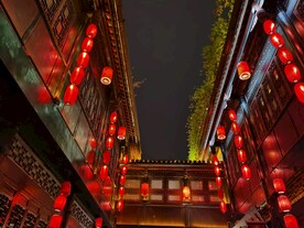 大红灯笼高高挂中式建筑