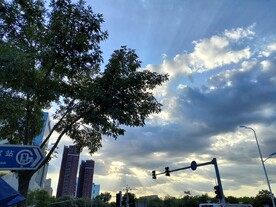 夏天城市的日落光辉