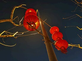 路灯下的红色灯笼