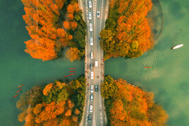 航拍公路河流穿梭图