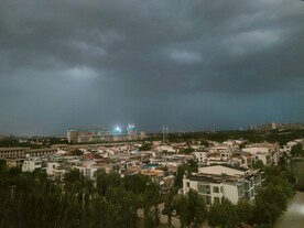 夏天乌云密布下的城市