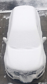 被雪覆盖的汽车