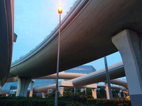 傍晚黄昏环绕交叠高速公路和路灯