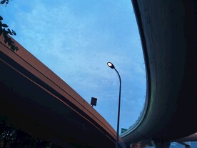 环绕交高速路夹角路灯和蓝色天空