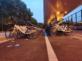 高架桥下排列整齐的自行车