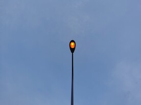 夏日傍晚天空背景下的路灯